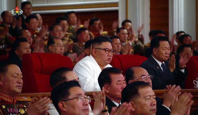 [서울=뉴시스]지난달 22일 북한 조선중앙TV는 김정은 조선노동당 총비서 겸 국무위원장이 당 중앙위원회 8기 3차 전원회의를 마무리한 뒤 국무위원회 연주단 공연을 관람했다고 방영했다. (사진=조선중앙TV 갈무리) 2021.06.22. photo@newsis.com *재판매 및 DB 금지
