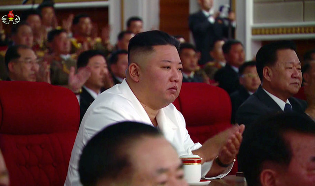 [서울=뉴시스]북한 조선중앙TV는 김정은 북한 노동당 총비서 겸 국무위원장이 당 중앙위원회 8기 3차 전원회의를 마무리한 뒤 국무위원회 연주단 공연을 관람했다고 22일 방영했다. (사진=조선중앙TV 캡처) 2021.06.22. photo@newsis.com *재판매 및 DB 금지