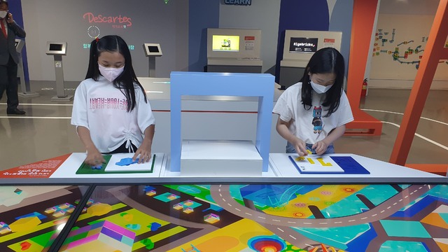 [울산=뉴시스] 구미현 기자 = 울산시교육청은 수학문화관이 시범운영에 들어갔다고 23일 밝혔다. 문화관을 찾은 아이들이 체험을 하고 있다. 2021.06.23. (사진=울산시교육청 제공)photo@newsis.com *재판매 및 DB 금지