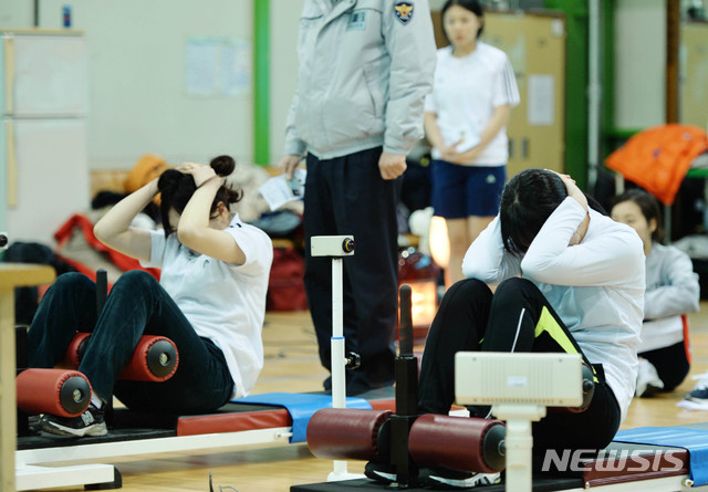 [서울=뉴시스]지난 2015년 대구 수성구 무학로 대구지방경찰청 무학체육관에서 열린 경찰공무원(순경) 채용 신체·체력 검사에서 응시자가 윗몸일으키기하는 모습. (자료=뉴시스DB). 