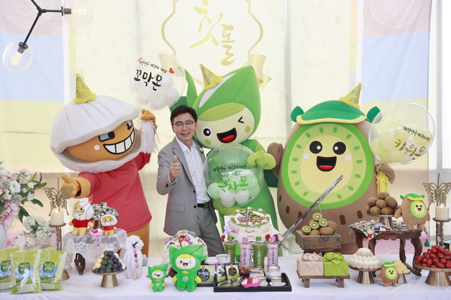 [보성=뉴시스] 보성군 BS삼총사 '첫돌' 행사. 김철우 보성군수가 BS삼총사와 기념사진을 찍는 모습. (사진 제공 = 전남 보성군) *재판매 및 DB 금지