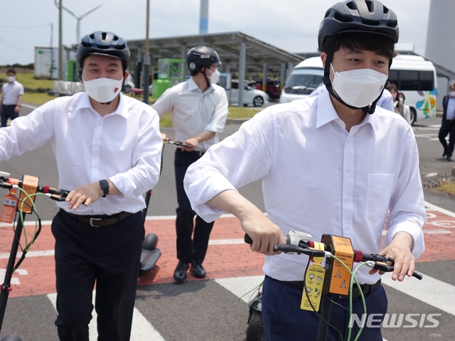 [제주=뉴시스]강경태 기자 = 이준석 국민의힘 대표(오른쪽)와 원희룡 제주특별자치도지사가 23일 오전 제주시 구좌읍 제주에너지공사 신재생에너지 홍보관앞 해안도로에서 전동 킥보드를 체험하기 위해 이동하고 있다. 2021.06.23. ktk2807@newsis.com 