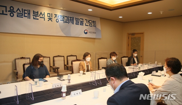 [서울=뉴시스]김경선 여성가족부 차관이 23일 오후 정부서울청사에서 '제6차 여성 고용실태 분석 및 정책과제 발굴 전문가 간담회'를 열고 코로나19 전후 비정규직 여성 근로자 변화와 근로여건 개선 방안에 대해 논의했다. 2021.06.23. (제공=여성가족부)