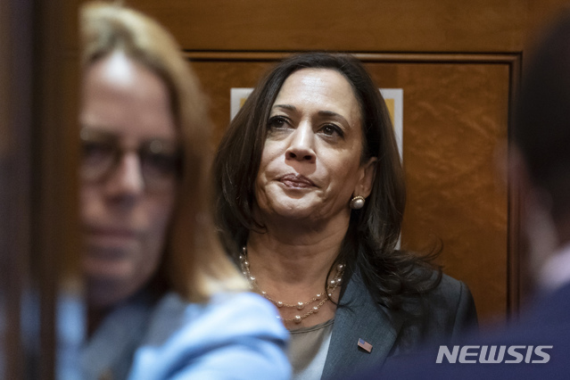 [워싱턴=AP/뉴시스]카멀라 해리스 미 부통령이 22일(현지시간) 미 상원에서 공화당이 투표권 확대 법안을 저지한 후 엘리베이터에 탑승한 모습. 2021.06.23.