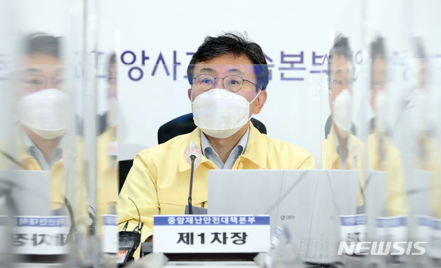 [세종=뉴시스]강종민 기자 = 권덕철 중앙재난안전대책본부 1차장(보건복지부 장관)이 23일 오전 정부세종청사에서 열린 코로나19 대응 중대본 회의에서 모두발언을 하고 있다. 2021.06.23. ppkjm@newsis.com