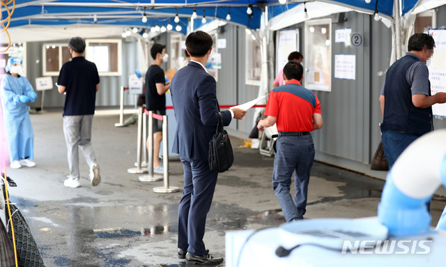 [서울=뉴시스]이영환 기자 = 23일 오전 서울 중구 서울역광장에 마련된 임시선별검사소에서 시민들이 코로나19 검사를 받기 위해 대기하고 있다. 2021.06.23. 20hwan@newsis.com