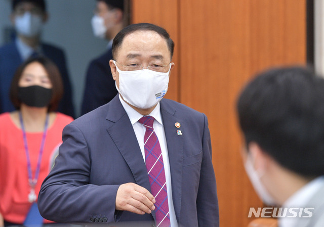[서울=뉴시스]추상철 기자 = 홍남기 경제부총리 겸 기획재정부 장관. (공동취재사진) 2021.06.23. photo@newsis.com
