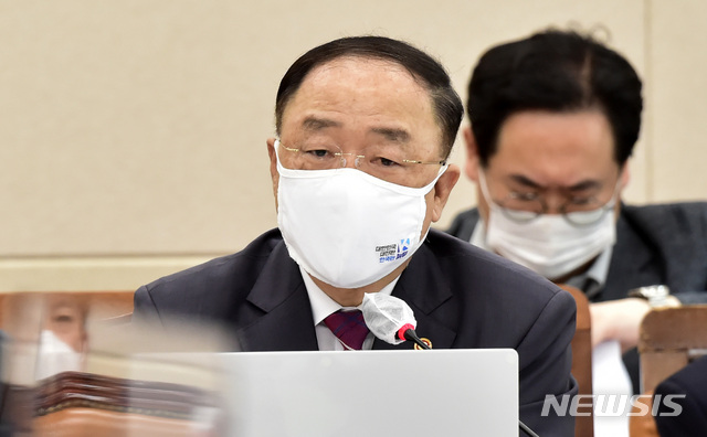 [서울=뉴시스]최동준 기자 = 홍남기 경제부총리 겸 기획재정부 장관. (공동취재사진) 2021.06.23. photo@newsis.com