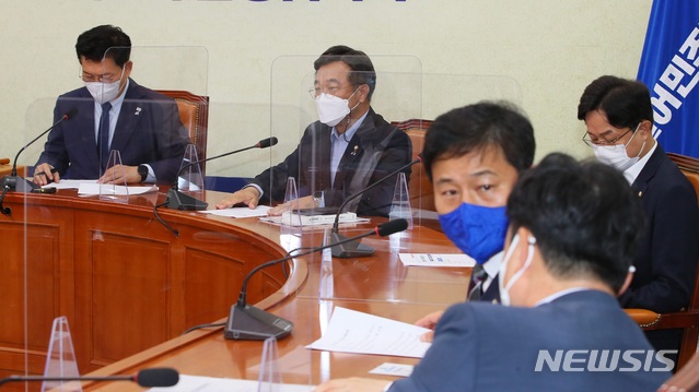 [서울=뉴시스]전신 기자 = 더불어민주당 송영길 대표(왼쪽부터 시계방향), 윤호중 원내대표, 강병원, 김영배 최고위원, 윤관석 사무총장이 23일 서울 여의도 국회에서 최고위원회의를 준비하고 있다. 2021.06.23. (공동취재사진) photo@newsis.com