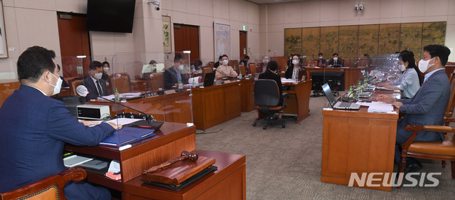 [서울=뉴시스]전신 기자 = 23일 오전 서울 여의도 국회에서 열린 문화체육관광위원회 문화예술법안심사소위원회를 박정 소위원장이 주재하고 있다. 2021.06.23. (공동취재사진) photo@newsis.com