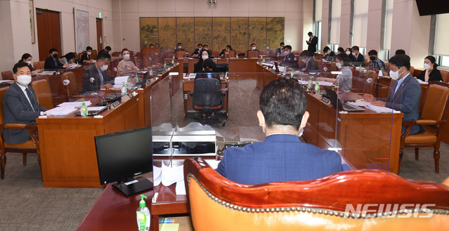 [서울=뉴시스]전신 기자 =지난달 23일 오전 서울 여의도 국회에서 열린 문화체육관광위원회 문화예술법안심사소위원회를 박정 소위원장이 주재하고 있다. 2021.06.23. (공동취재사진) photo@newsis.com