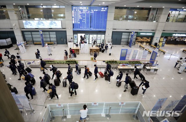 [인천공항=뉴시스]최진석 기자 = 전세계를 강타한 '델타형 변이' 바이러스의 국내 유입이 우려되고 있는 23일 인천국제공항 제1여객터미널을 통해 이용객들이 입국하고 있다. 델타형 코로나19 변이 바이러스는 인도에서 처음 발견된 바이러스 전파력이 알파형보다 높다고 알려지면서 국내에서도 델타형 전파 우려되고 있는 가운데 델타형 변이의 국내 검출률은 1.9%에 불과하다. 다만, 해외 유입 검출률은 37.0%로 비교적 높은 것으로 나타났다. 2021.06.23. myjs@newsis.com