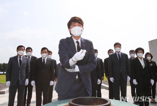 [제주=뉴시스]우장호 기자 = 이준석 국민의힘 대표와 원희룡(왼쪽) 제주지사가 23일 오전 제주시 봉개동 제주4·3평화공원을 방문해 희생자 영령에 참배하고 있다. 2021.06.23. woo1223@newsis.com