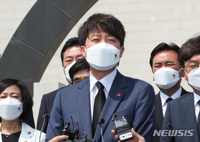 [제주=뉴시스]우장호 기자 = 이준석 국민의힘 대표가 23일 오전 제주시 봉개동 제주4·3평화공원을 방문해 희생자 영령에 참배한 후 취재진의 질문에 답변하고 있다. 2021.06.23. woo1223@newsis.com