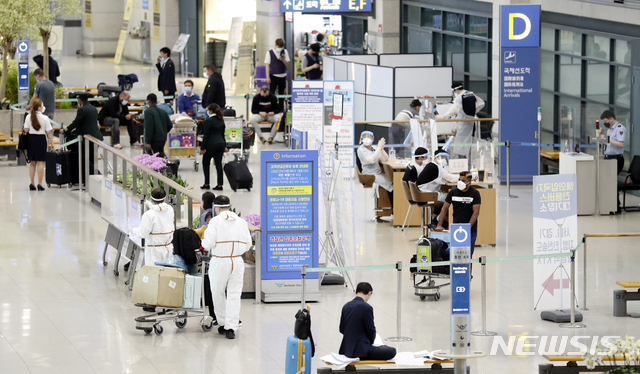 [인천공항=뉴시스]최진석 기자 = 지난 23일 인천국제공항 제1여객터미널을 통해 입국한 이용객들이 이동하고 있다.&nbsp; 2021.06.23. myjs@newsis.com