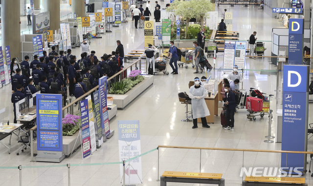 [인천공항=뉴시스]최진석 기자 = 전세계를 강타한 '델타형 변이' 바이러스의 국내 유입이 우려되고 있는 지난 23일 인천국제공항 제1여객터미널을 통해 입국한 이용객들이 이동하고 있다. 델타형 코로나19 변이 바이러스는 인도에서 처음 발견된 바이러스 전파력이 알파형보다 높다고 알려지면서 국내에서도 델타형 전파 우려되고 있는 가운데 델타형 변이의 국내 검출률은 1.9%에 불과하다. 다만, 해외 유입 검출률은 37.0%로 비교적 높은 것으로 나타났다. 2021.06.23. myjs@newsis.com