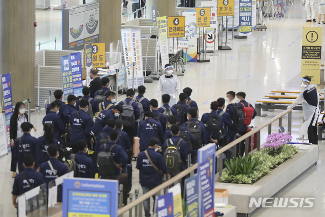 [인천공항=뉴시스]최진석 기자 = 전세계를 강타한 '델타형 변이' 바이러스의 국내 유입이 우려되고 있는 23일 인천국제공항 제1여객터미널을 통해 입국한 이용객들이 이동하고 있다. 델타형 코로나19 변이 바이러스는 인도에서 처음 발견된 바이러스 전파력이 알파형보다 높다고 알려지면서 국내에서도 델타형 전파 우려되고 있는 가운데 델타형 변이의 국내 검출률은 1.9%에 불과하다. 다만, 해외 유입 검출률은 37.0%로 비교적 높은 것으로 나타났다. 2021.06.23. myjs@newsis.com