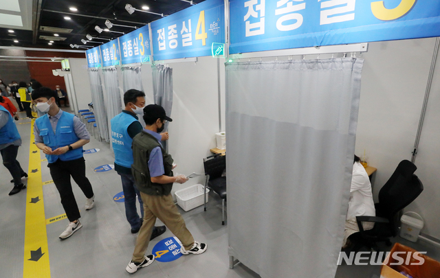 [서울=뉴시스]배훈식 기자 = 코로나19 신규 확진자가 600명 대로 크게 오른 23일 오후 서울 영등포구 코로나19 예방접종센터에서 시민들이 백신을 맞고 있다. 2021.06.23. dahora83@newsis.com