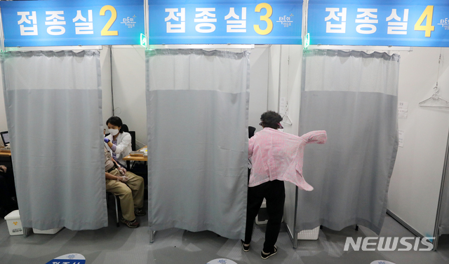 [서울=뉴시스]배훈식 기자 = 코로나19 신규 확진자가 600명 대로 크게 오른 23일 오후 서울 영등포구 코로나19 예방접종센터에서 시민들이 백신을 맞고 있다. 2021.06.23. dahora83@newsis.com