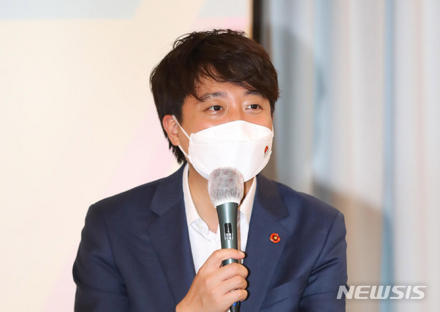 [제주=뉴시스]우장호 기자 = 이준석 국민의힘 대표가 23일 오후 제주시에 위치한 청년 취·창업 지원 훈련기관 '더큰내일센터'를 방문해 청년들과 간담회를 하고 있다. 2021.06.23. woo1223@newsis.com