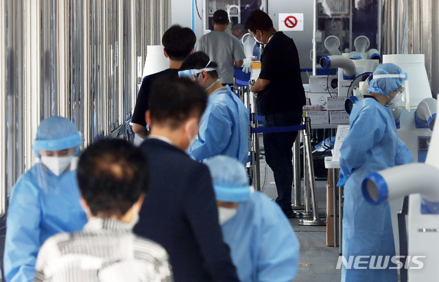 [서울=뉴시스]홍효식 기자 = 코로나19 신규 확진자가 645명으로 집계된 지난 23일 오후 서울 동대문구 선별진료소에서 시민들이 검사를 받기 위해 접수하고 있다. 2021.06.23. yesphoto@newsis.com