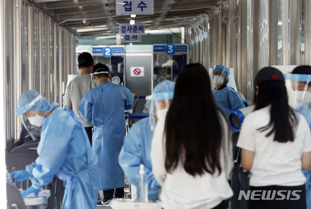 [서울=뉴시스]홍효식 기자 = 코로나19 신규 확진자가 645명으로 집계된 23일 오후 서울 동대문구 선별진료소에서 시민들이 검사를 받기 위해 접수하고 있다. 2021.06.23. yesphoto@newsis.com