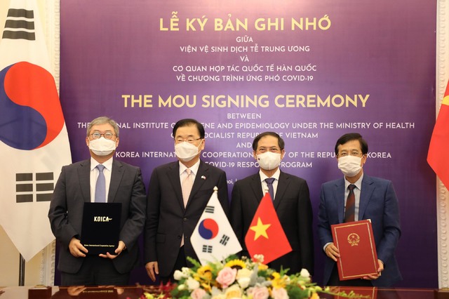 [서울=뉴시스]조한덕(왼쪽부터) 코이카 베트남 사무소장, 정의용 외교부 장관, 부이 타잉 썬(Bui Thanh Son) 외교부 장관, 당 득 안(Dang Duc Anh) 국립위생역학연구소장이 23일(현지시간) 베트남 하노이 영빈관에서 열린 '코이카-베트남 국가위생역학연구소 간 코로나19 포괄적 긴급지원 프로그램 업무협약(MOU) 체결식'에서 기념촬영을 하고 있다. (사진=코이카 제공) 2021.06.23. photo@newsis.com *재판매 및 DB 금지