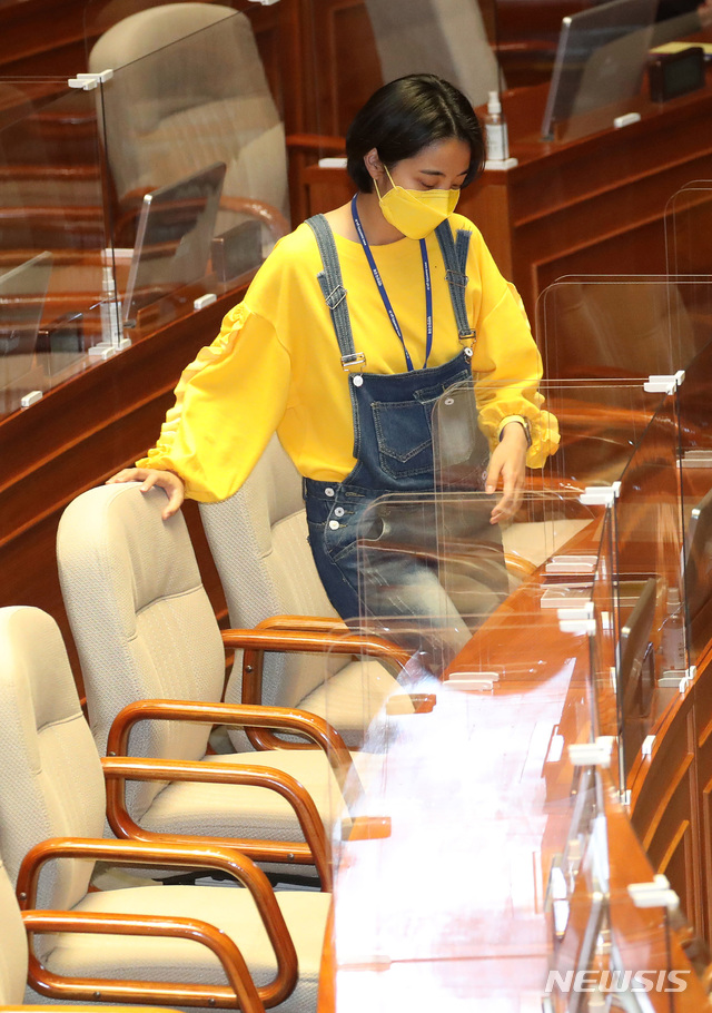 [서울=뉴시스]추상철 기자 = 류호정 정의당 의원이 23일 오후 서울 여의도 국회 본회의장에서 열린 경제분야 대정부질문에 멜빵바지를 입고 참석하고 있다. (공동취재사진) 2021.06.23. photo@newsis.com
