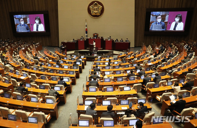 [서울=뉴시스]추상철 기자 = 김부겸 국무총리가 23일 오후 서울 여의도 국회 본회의장에서 열린 경제분야 대정부질문에서 양금희 국민의힘 의원의 질의에 답하고있다. (공동취재사진) 2021.06.23. photo@newsis.com