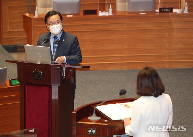 [서울=뉴시스]최동준 기자 = 김부겸 국무총리가 23일 서울 여의도 국회에서 열린 경제분야 대정부 질문에서 질의에 답변하고 있다. (공동취재사진) 2021.06.23. photo@newsis.com