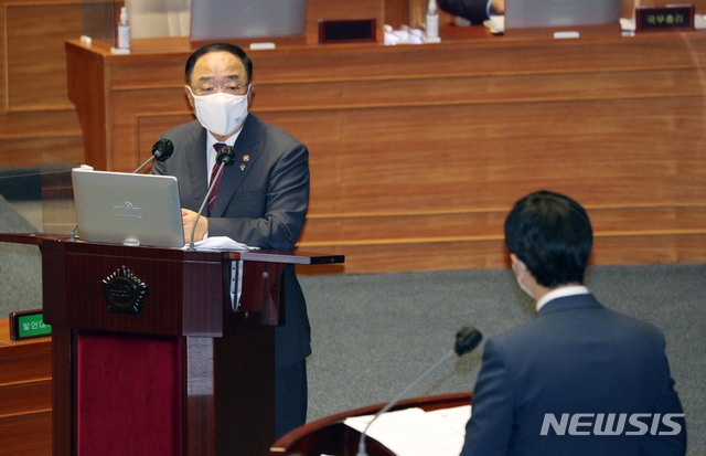 [서울=뉴시스]최동준 기자 = 홍남기 경제부총리 겸 기획재정부 장관이 23일 서울 여의도 국회에서 열린 경제분야 대정부 질문에서 질의에 답변하고 있다. (공동취재사진) 2021.06.23. photo@newsis.com