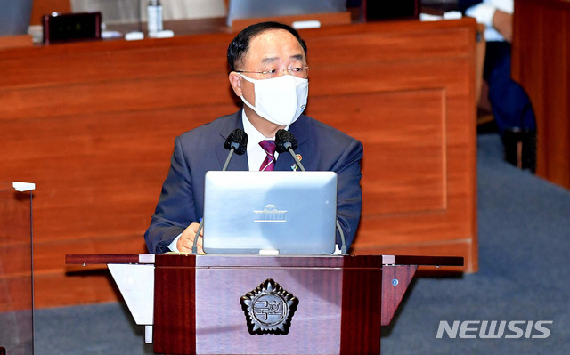 [서울=뉴시스]추상철 기자 = 홍남기 경제부총리 겸 기획재정부 장관이 23일 오후 서울 여의도 국회 본회의장에서 열린 경제분야 대정부질문에서 의원 질의에 답하고 있다. (공동취재사진) 2021.06.23. photo@newsis.com