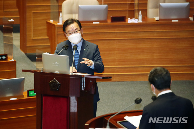 [서울=뉴시스]최동준 기자 = 김부겸 국무총리가 23일 서울 여의도 국회에서 열린 경제분야 대정부 질문에서 질의에 답변하고 있다. (공동취재사진) 2021.06.23. photo@newsis.com