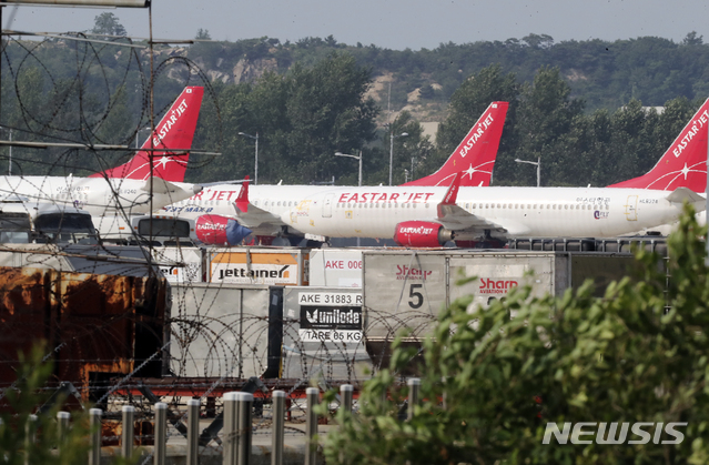 [인천공항=뉴시스]최진석 기자 = 인천국제공항 계류장에 주기된 이스타항공 여객기의 모습. 2022.07.28. myjs@newsis.com