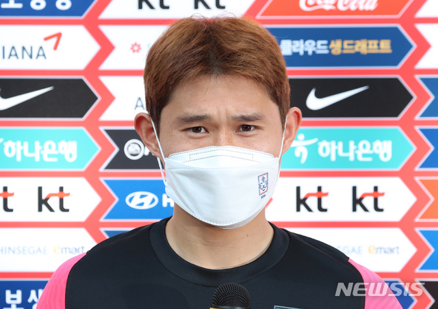 [파주=뉴시스] 고승민 기자 = 23일 경기 파주시 축구 국가대표 트레이닝센터에서 열린 올림픽 축구대표팀 소집훈련에서 시작 전 이동경이 인터뷰를 하고 있다. 2021.06.23. kkssmm99@newsis.com