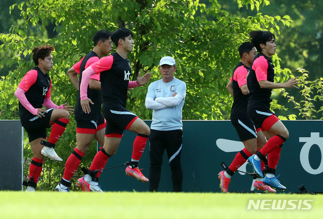 [파주=뉴시스] 고승민 기자 = 23일 경기 파주시 축구 국가대표 트레이닝센터에서 열린 올림픽 축구대표팀 소집훈련에서 김학범 감독과 선수들이 훈련에 매진하고 있다. 2021.06.23. kkssmm99@newsis.com