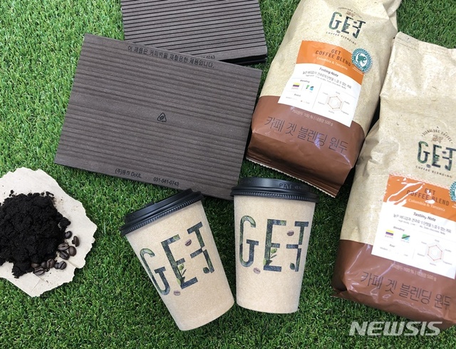 [서울=뉴시스] 편의점 CU는 커피 찌꺼기를 업사이클링한 커피박 데크를 점포에 설치했다. 