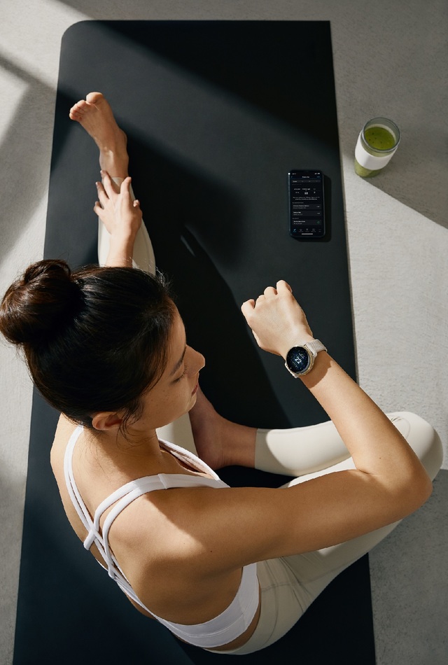 [서울=뉴시스] '베뉴 2'를 착용한 모델이 운동을 하고 있는 모습. (사진=가민코리아 제공) *재판매 및 DB 금지