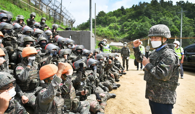 [서울=뉴시스] 화살머리고지 현장방문한 서욱 국방장관 . 2021.06.24. (사진=국방부 제공) *재판매 및 DB 금지