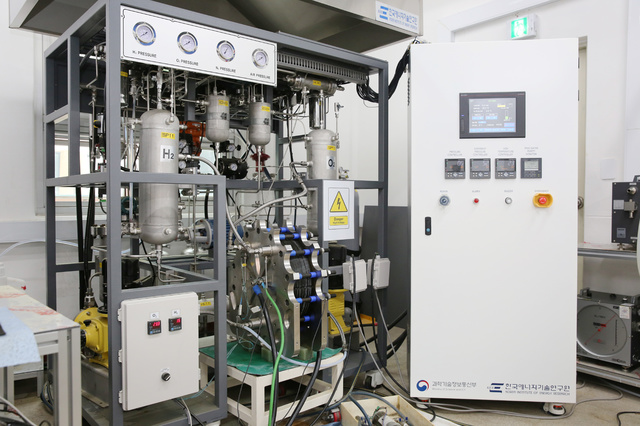 [대전=뉴시스]에너지연구원이 개발해 1008시간 운전을 마친 10㎾ 알칼라인 수전해 스택 및 운전장치의 모습. *재판매 및 DB 금지