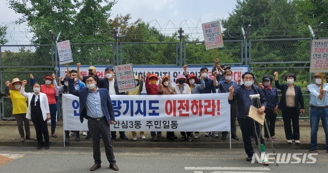 [대구=뉴시스] 김정화 기자 = 대구 월배 차량기지의 안심 차량기지로 통합이전 발표에 분노하며 동구 지역주민들이 "월배 차량기지의 안심차량기지로 통합이전을 반대한다"고 주장했다. 2021.06.24. jungk@newsis.com