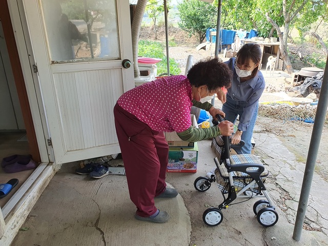 [고창=뉴시스] 보행보조기 이용 모습. 사진은 기사 본문과 관계 없는 참고용. (사진=뉴시스DB) 2021.06.24. photo@newsis.com *재판매 및 DB 금지