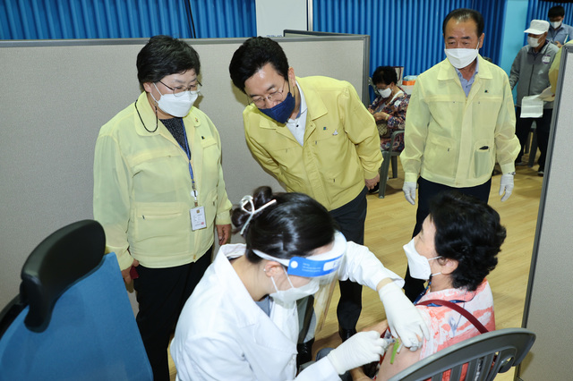 [대전=뉴시스]허태정 대전시장이 24일 동구 코로나19 예방접종센터를 방문해 백신 접종 진행 상황을 점검하고 있다.   *재판매 및 DB 금지