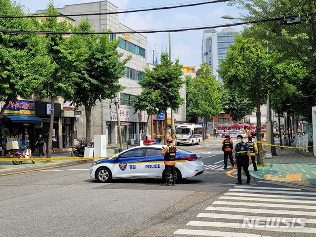 [서울=뉴시스]이준호 기자=24일 서울 마포구 연남파출소에 폭발물 의심 신고가 접수돼 경찰특공대와 군까지 출동하고 반경 50m에 대한 통제가 이뤄졌다. 2021.06.24.photo@newsis.com