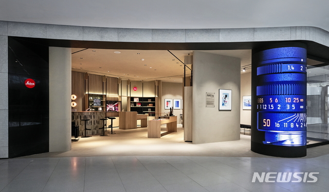 [서울=뉴시스] 서울 여의도 더현대 서울의 '라이카 스토어 더현대 서울'.(사진=라이카 카메라 코리아 제공) 2021.6.24 photo@newsis.com