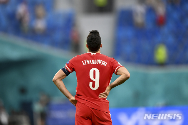 [상트페테르부르크=AP/뉴시스] 폴란드 스트라이커 로베르트 레반도프스키가 조별리그에서 탈락했다. 2021.06.23.