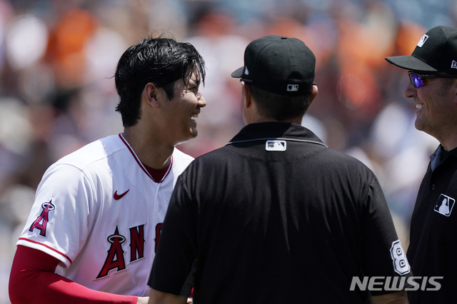 [애너하임=AP/뉴시스]심판진과 대화를 나누는 오타니 쇼헤이(왼쪽). 2021.06.24. 