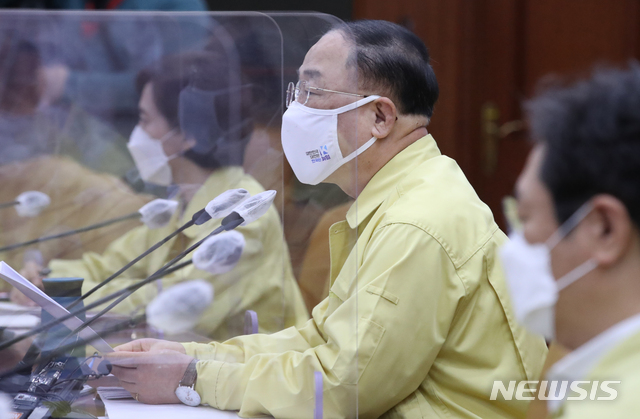 [서울=뉴시스]김명원 기자 = 홍남기 경제부총리 겸 기획재정부 장관이 24일 오전 서울 종로구 정부서울청사에서 열린 제39차 비상경제 중앙대책본부(중대본) 회의에 참석해 발언하고 있다. 2021.06.24. kmx1105@newsis.com