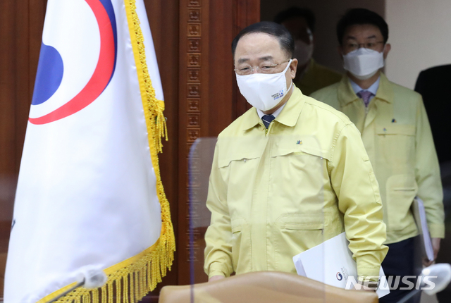 [서울=뉴시스]김명원 기자 = 홍남기 경제부총리 겸 기획재정부 장관이 24일 오전 서울 종로구 정부서울청사에서 열린 제39차 비상경제 중앙대책본부(중대본) 회의에 참석하고 있다. 2021.06.24. kmx1105@newsis.com