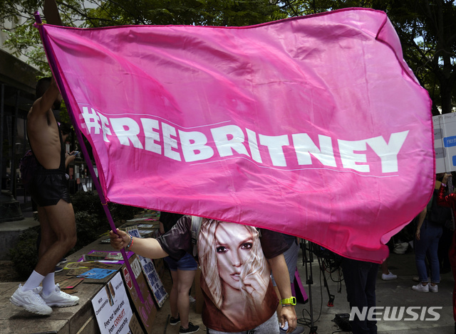[로스앤젤레스=AP/뉴시스]지난 6월23일 미 캘리포니아 로스앤젤레스(LA) 카운티 스탠리 모스크 고등법원 앞에서 가수 브리트니 스피어스의 팬들이 '프리 브리트니'(Free Britney) 깃발을 흔들고 있다. 2021.07.15.